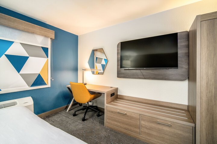 Room 6 of 18