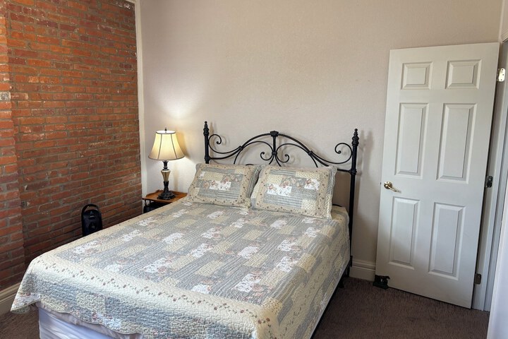 Hermann Crown Suites