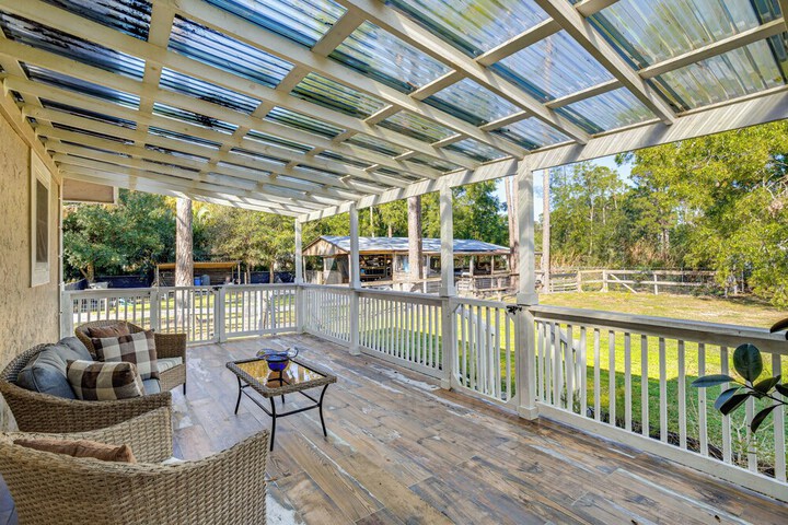 Peaceful Loxahatchee Apartment w / Covered Porch