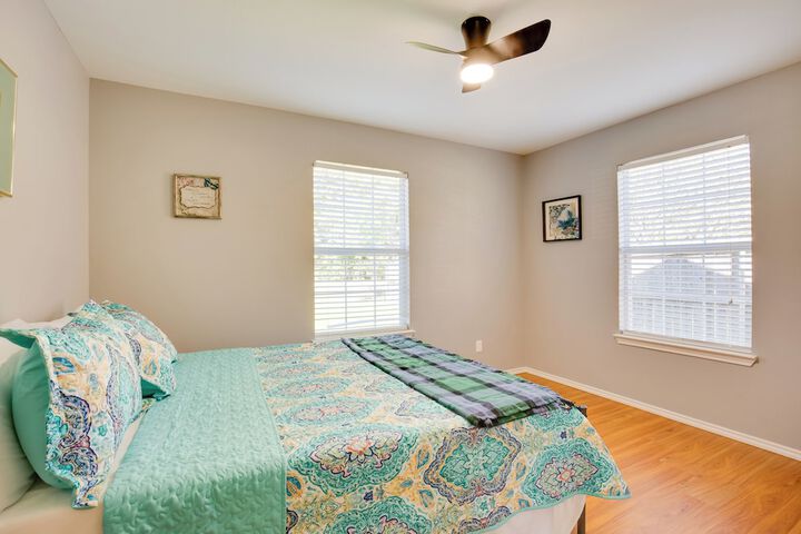 Waterfront Lake Fork Getaway w / Dock Access