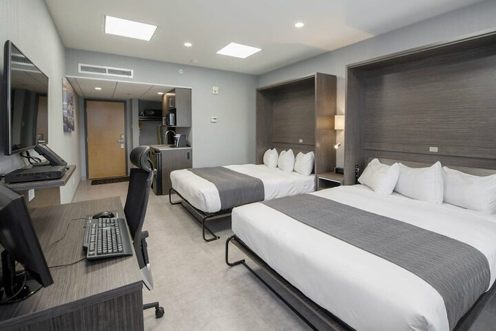 Room 27 of 77