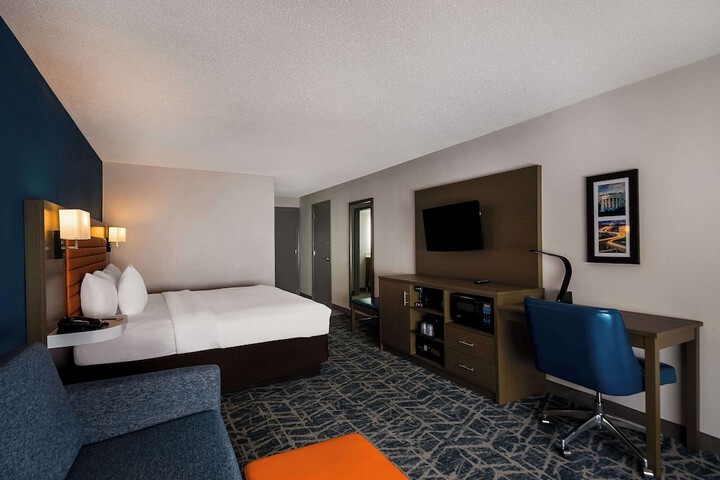 Room 5 of 33