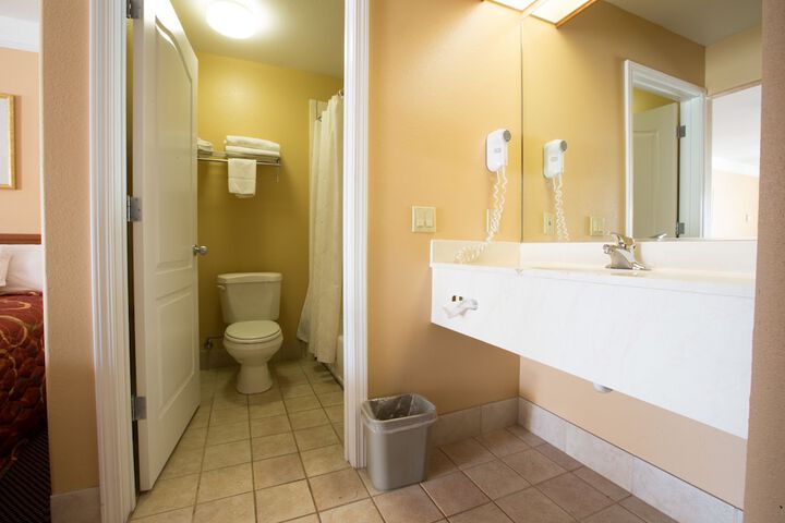 Shasta Pines Motel & Suites