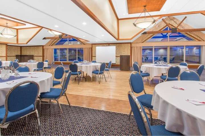 Canmore Inn & Suites
