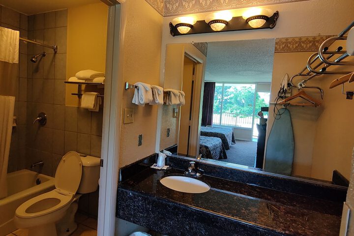 Countryside Inn & Suites