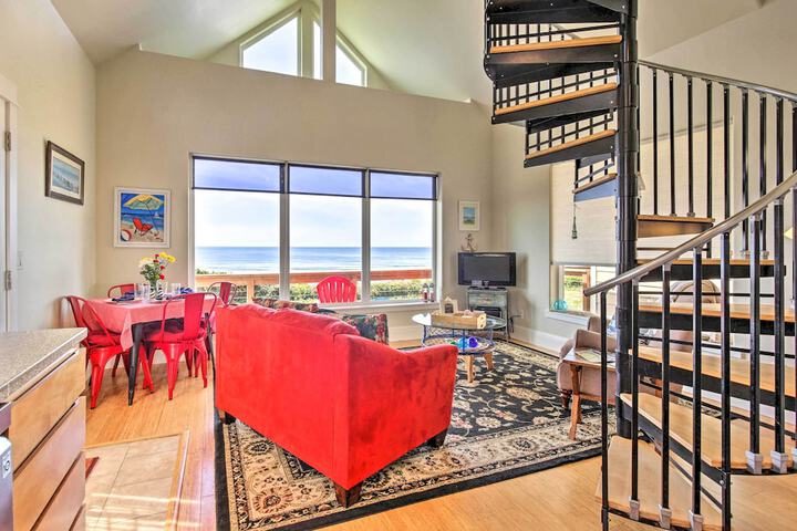 Oceanfront Cottage W / deck & Secluded Beach Access!