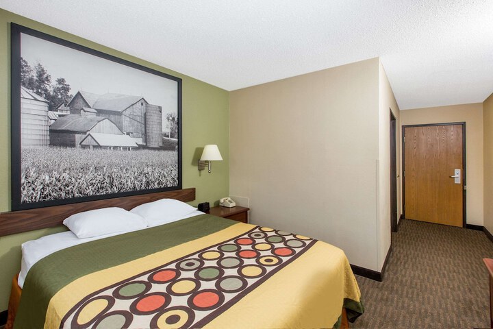Room 8 of 16