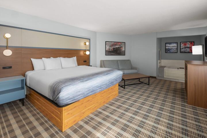 AmericInn by Wyndham Douglas / Saugatuck