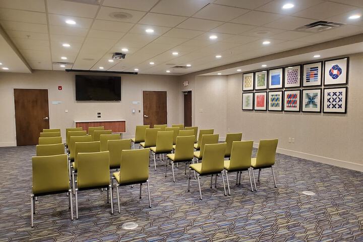 Holiday Inn Express & Suites Sandusky by IHG