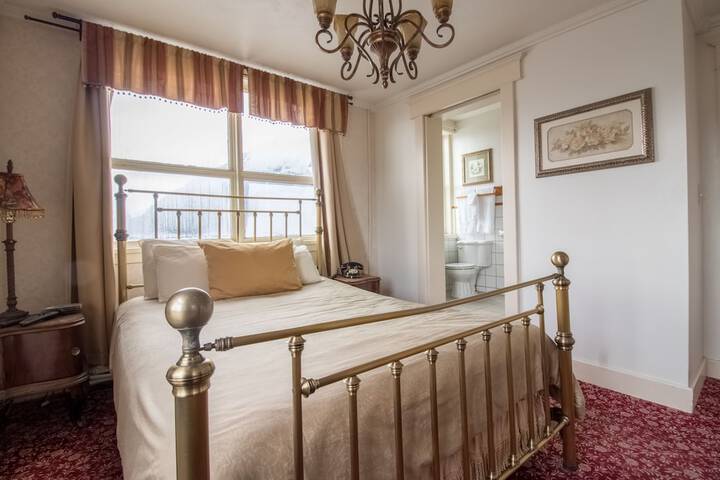 Van Gilder Hotel