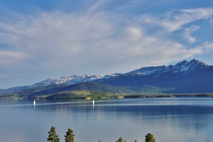Lakefront Dillon Condo w / Pool Access: Near Skiing