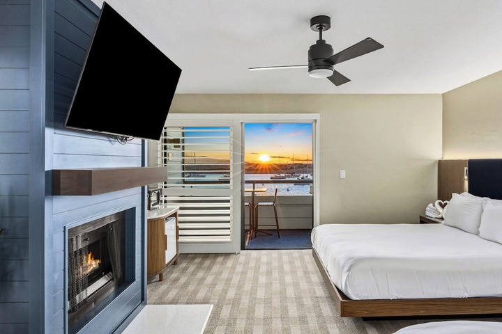 456 Embarcadero Inn & Suites