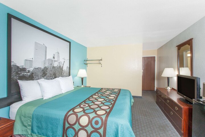 Room 6 of 15