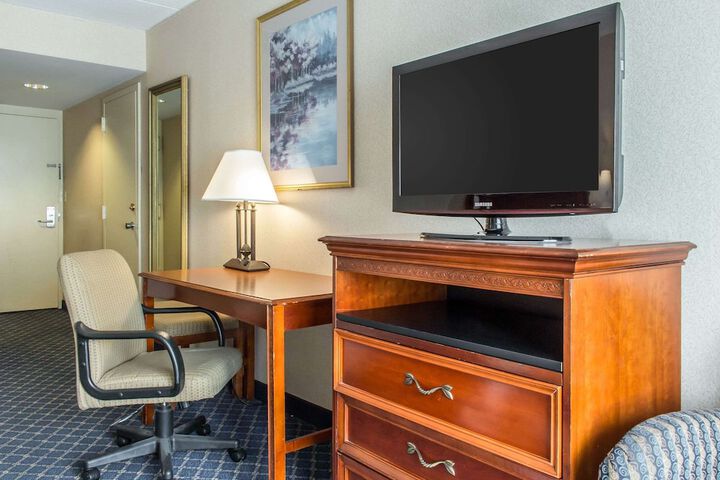 Clarion Hotel & Conference Center Ronkonkoma MacArthur Airport