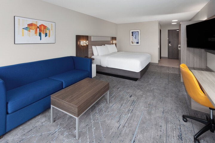 Holiday Inn Express & Suites Reedsburg - Dells Area by IHG
