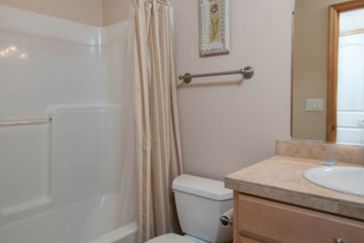 Oceanside Paradise 3 Br home by RedAwning