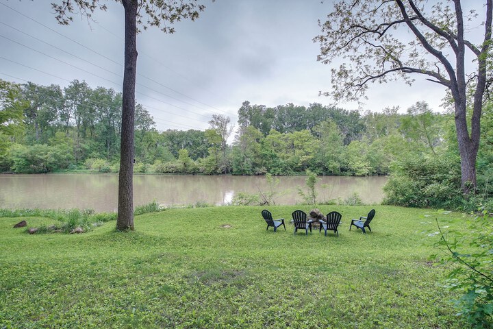 Spacious Riverfront Delaware Home w / Views