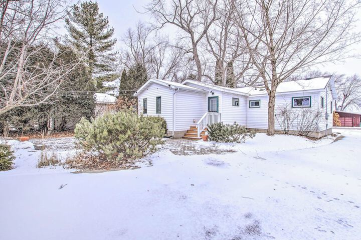 Green Lake Vacation Home w / Screened Porch!