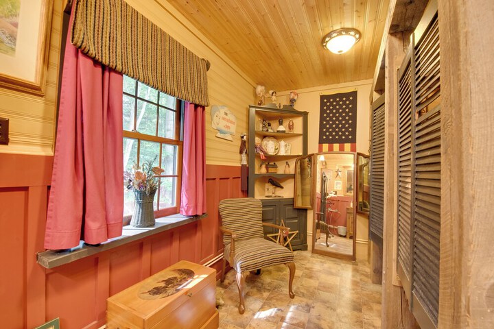 Handcrafted Log Cabin in Candor: Group Getaway!