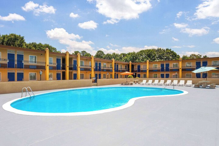 Days Inn by Wyndham Shelby