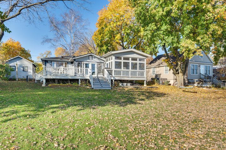 Lakefront Edgerton Cottage w / Deck & Grill!