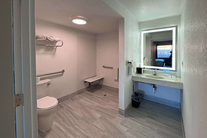 Room 17 of 28
