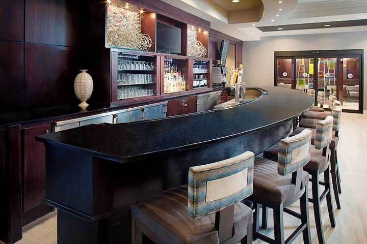Lounge 51 of 59