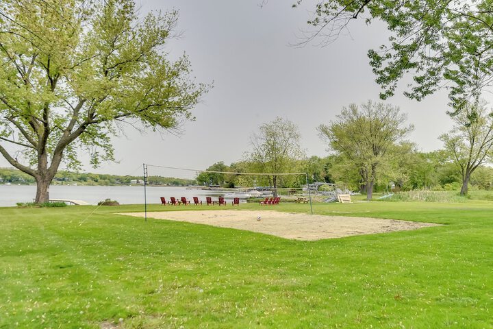 Pistakee Lake Estate w / Boat Dock & Hot Tub!