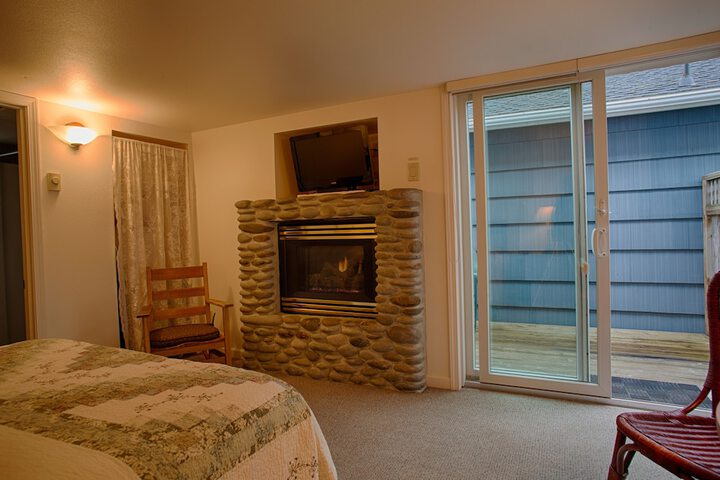The Waves / The Argonauta Inn/The White Heron Lodge