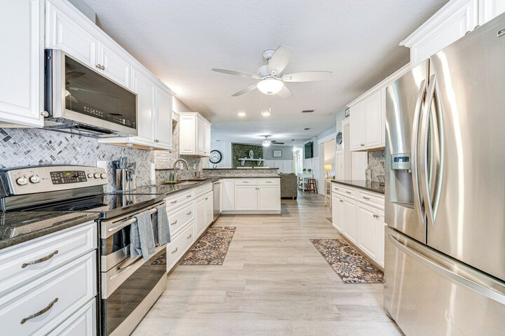 Spacious Tavares Home w / Private Outdoor Oasis!