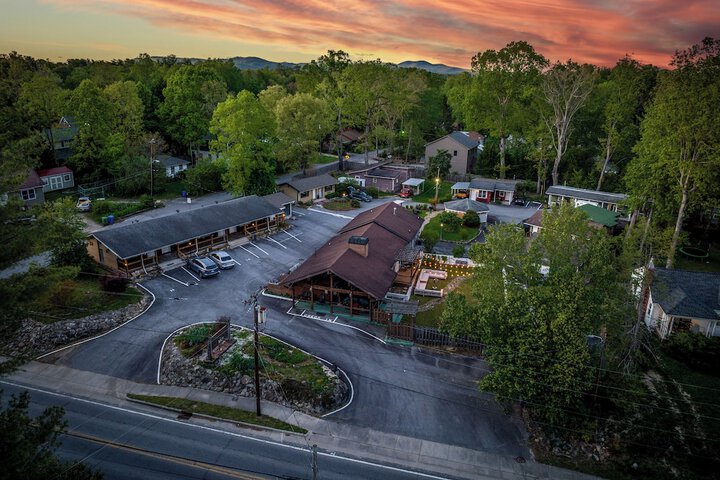 CedarWood Inn
