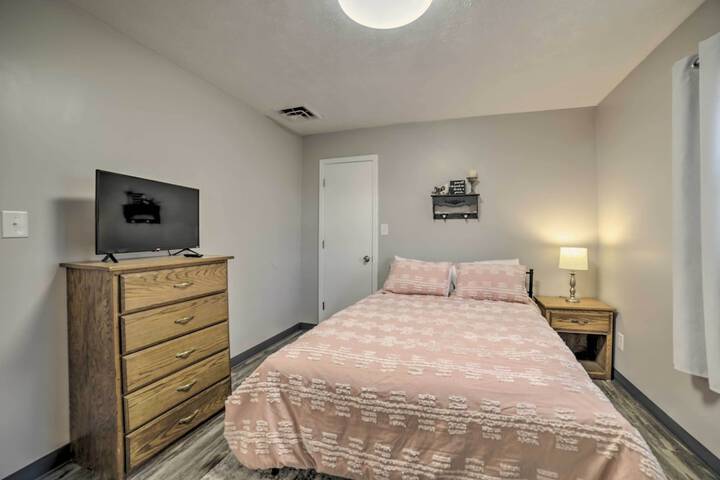 Near Mines & Meadows: Spacious Home w / Game Room