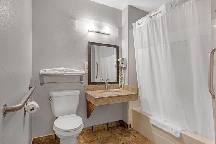 Quality Inn Chesterton near Indiana Dunes National Park I-94