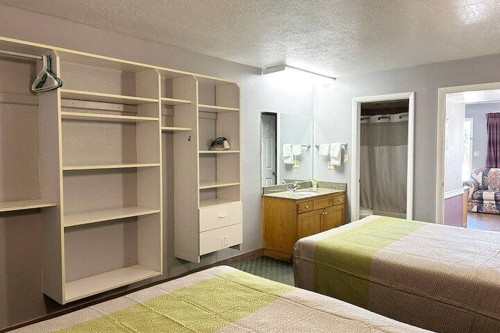 Room 13 of 27