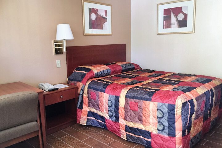 Room 9 of 16