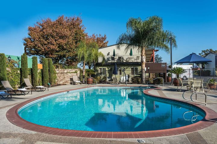 Days Inn & Suites by Wyndham Lodi