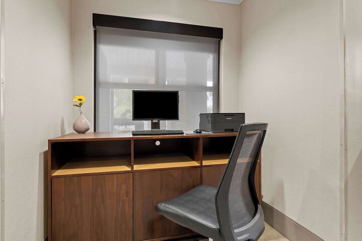 Business Center 63 of 66