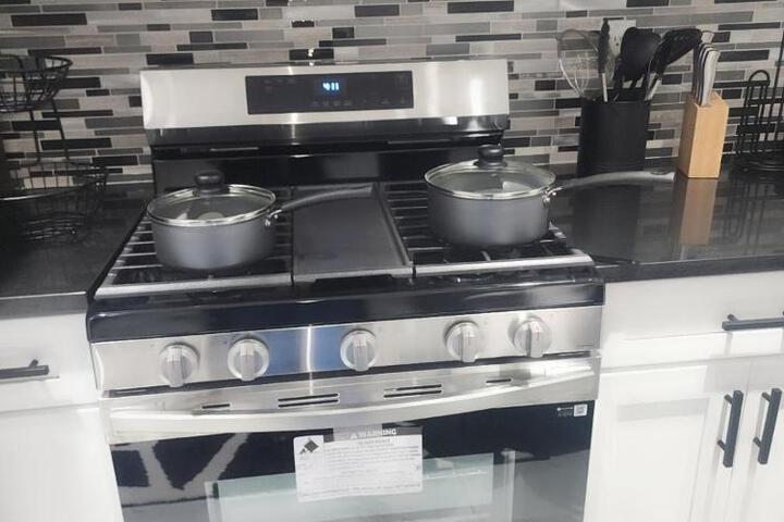 Baldwin NY 1 Bedroom Apartment Queen Size Bed
