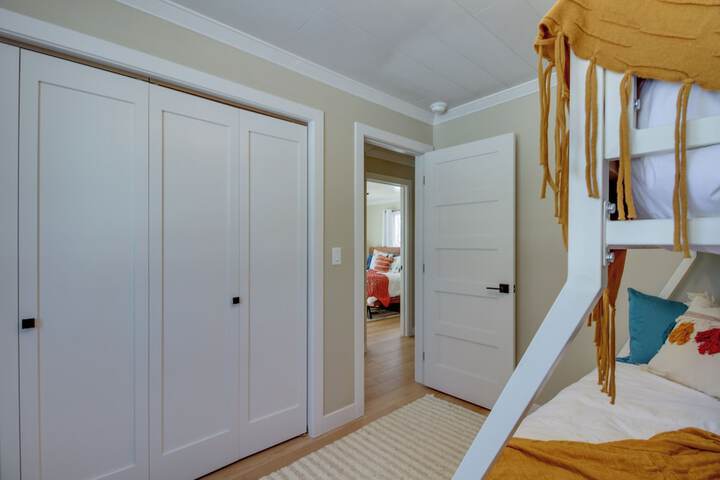 Home Rental on Detroit Lake: Dock Game Room!