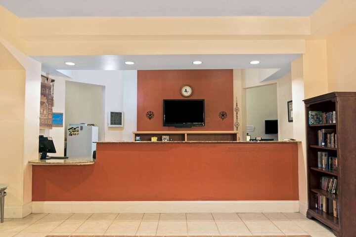Super 8 by Wyndham Austin / Airport South