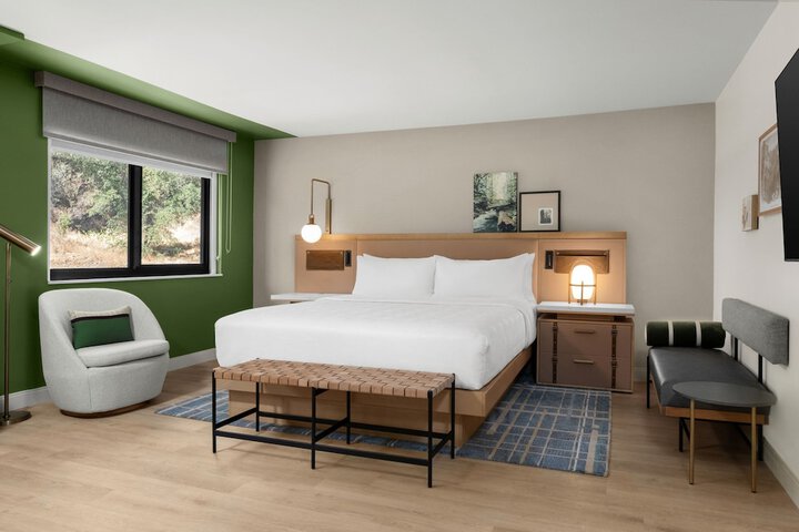 The Inelle Oakhurst Yosemite, a Tribute Portfolio Hotel