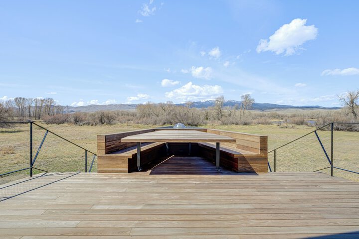 Riverfront Montana Retreat - Deck Fire Pit & Pond