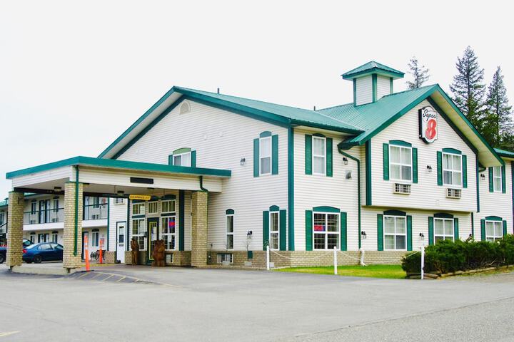 Super 8 by Wyndham 100 Mile House