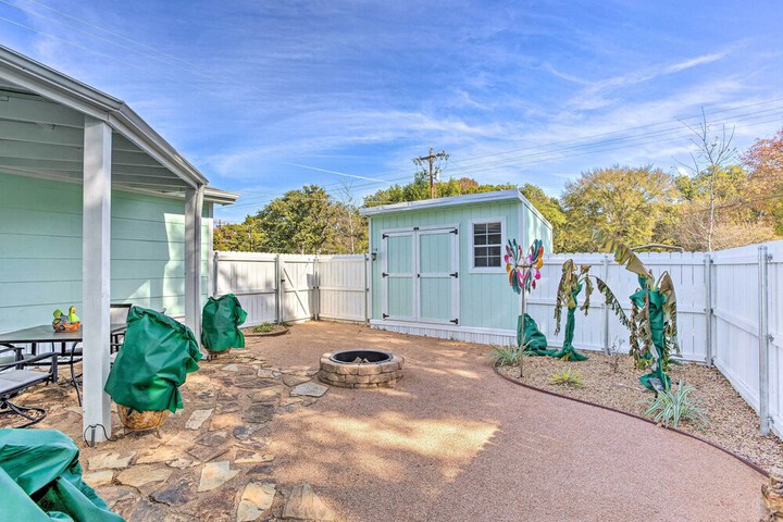 Walk to Cedar Creek Reservoir: Home w / Fire Pit!
