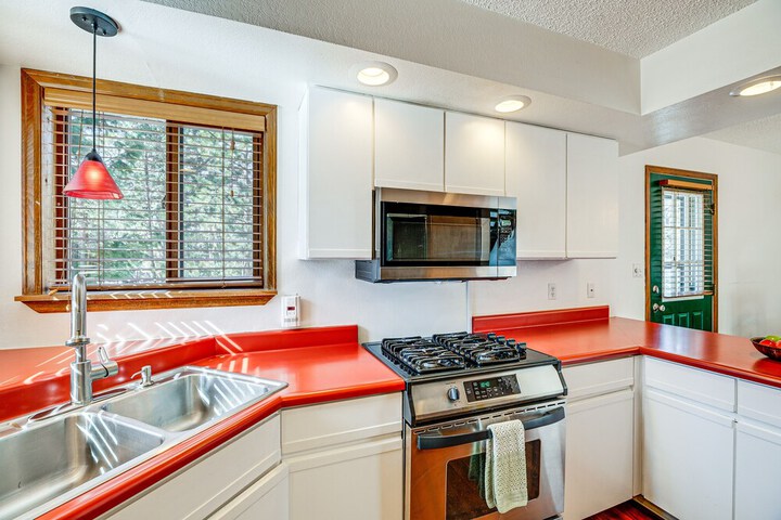 Woodland Park Chalet w / Deck Grill & Mtn Views!