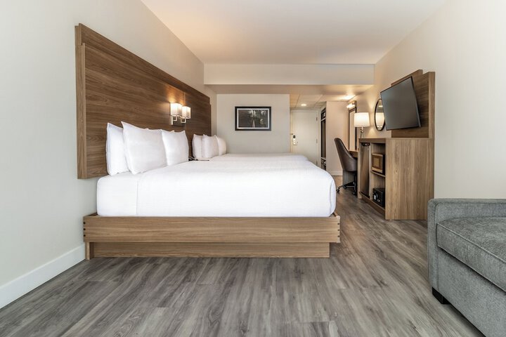 Room 32 of 157