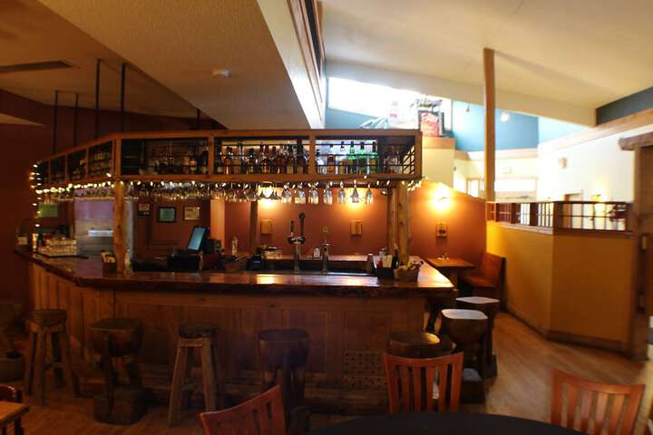Lounge 74 of 85