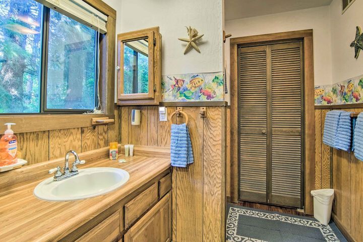 Coos Bay Cottage w / Fireplace & BBQ Patio!