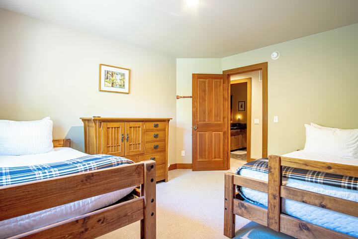 Creekside on Quigley - 3BD Private Home on Trails + Hot Tub