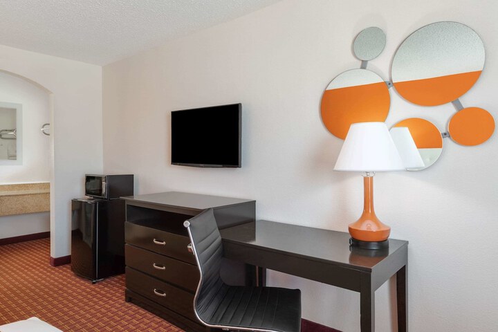 Room 11 of 16